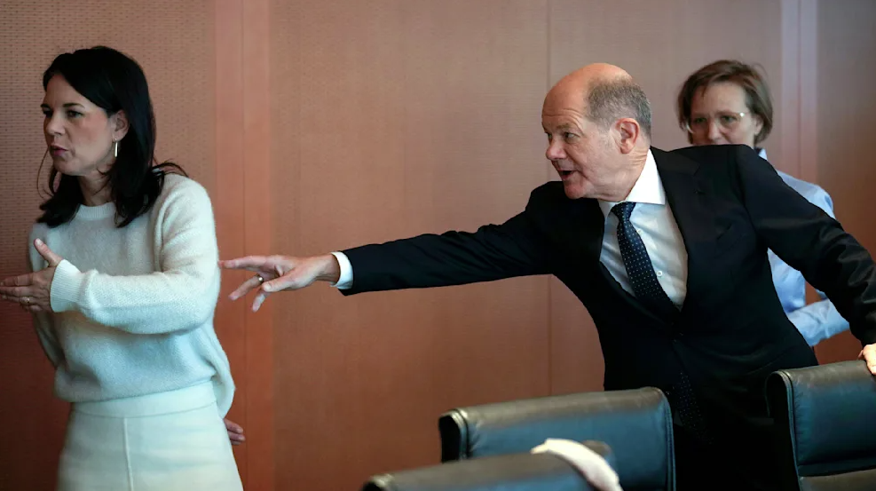 Ушла: Министр иностранных дел Анналена Бербок оставила канцлера Олафа Шольца стоять как идиота в кабинете министров в среду © AP