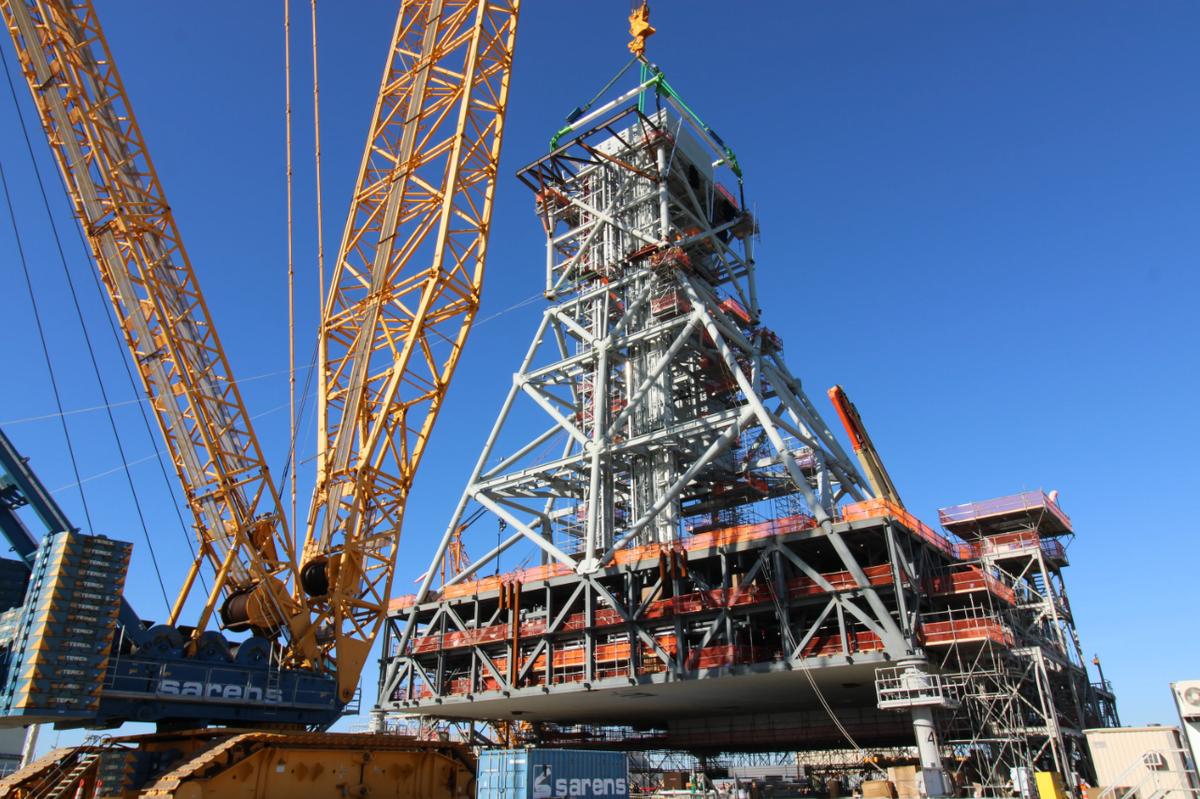 Команда Bechtel National, Inc. использует кран для установки модуля 4 на вершину башни мобильной пусковой установки 2 на стартовой площадке в Космическом центре Кеннеди во Флориде. Модуль 4 — первый из семи сегментов, которые будут последовательно смонтированы для формирования 120-метровой стартовой башни, предназначенной для использования начиная с миссии Artemis IV.    
 Источник: Betchel National Inc. / Allison Sijgers  📷
