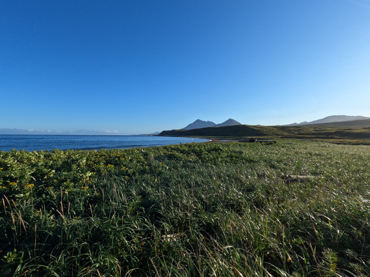 Взгляд на север, на берегу видно судно, до него 2 километра - это Сунгач