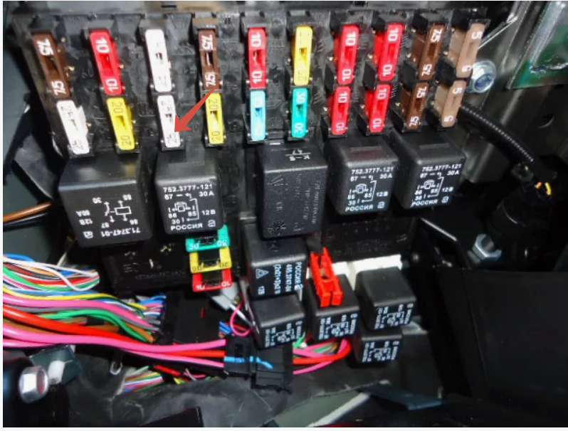 F18 в третьем ряду, где два белых, тот, что ближе к реле.