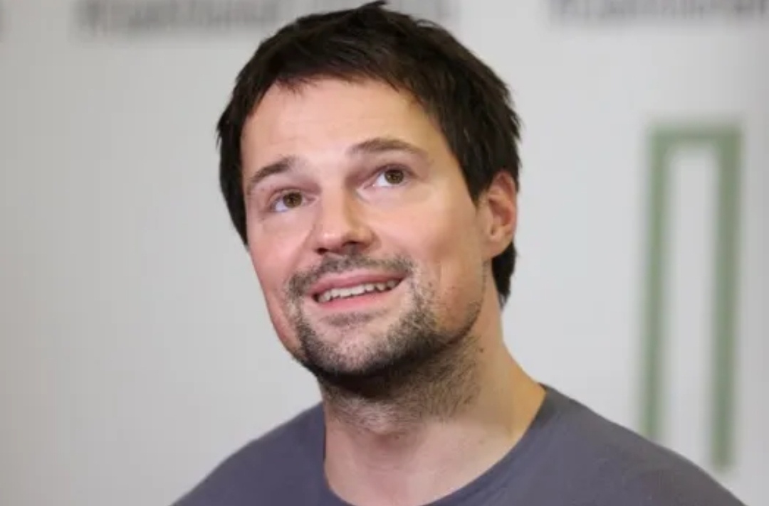 Цена начинается от 170 долларов или 17 тысяч рублей. Места в середине зала стоят 22−34 тысячи рублей, а в первом ряду — 51 тысячу рублей.