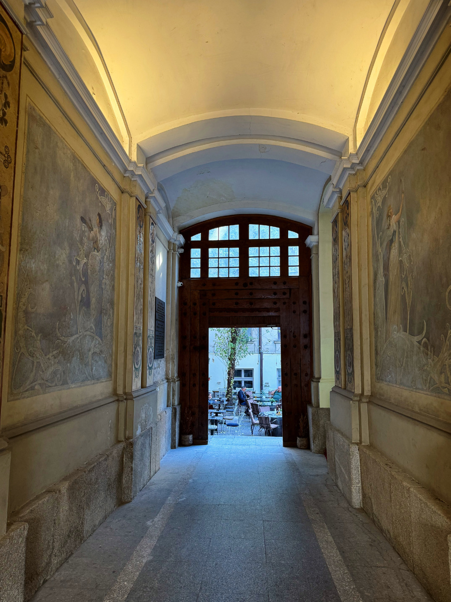 Большинство оригинальных композиций на стенах были уничтожены с течением времени. Однако настенные орнаменты на фото в воротах во двор являются оригинальными, поскольку они были случайно закрашены после Второй мировой войны. Они были обнаружены случайно в 1963 году, очищены, и на них можно увидеть аллегорические композиции религии, образования, истории и искусства. Они были отреставрированы в 1997 году.