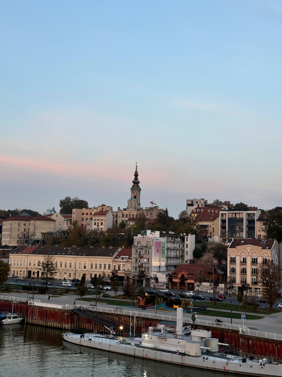 Вид на Белград и монитор Бодрог с моста на реке Сава. Монитор Бодрог (ныне Сава) спущен на воду в 1904 году, выведен из из состава флота в 1966. Участвовал в двух мировых войнах в бассейне Дуная.