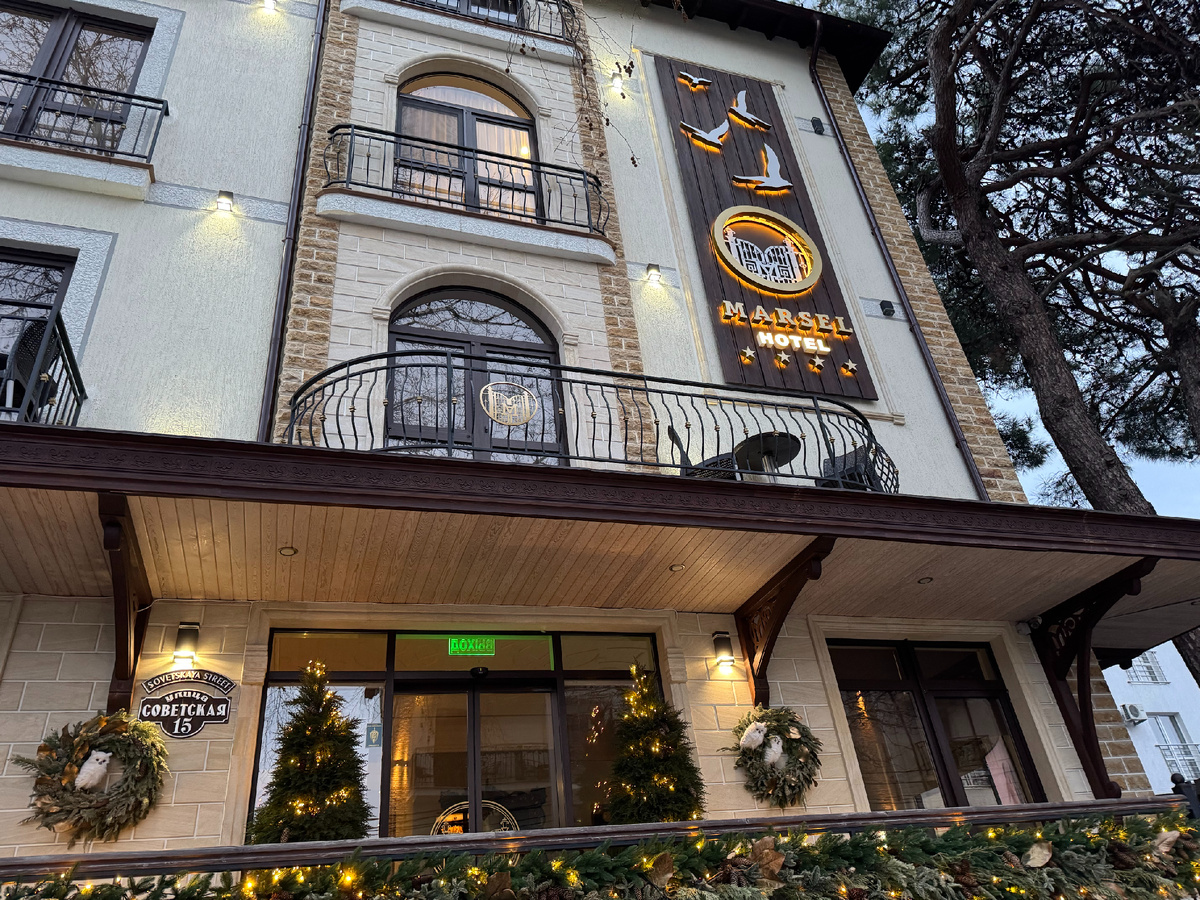 Фасад отеля "Марсель" в Геленджике... Фото автора