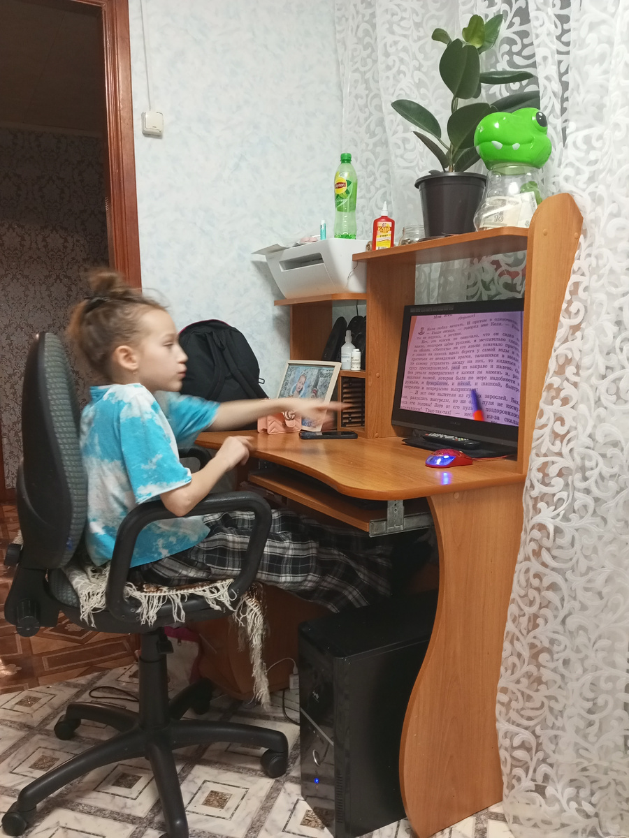 Уля уроки делает 