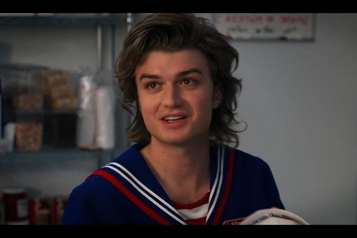 Стив Харрингтон – герой сериала "Очень странные дела", которого сыграл Джо Кири. Кадр из сериала | Netflix