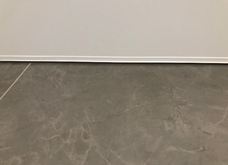 Потолок отлепился