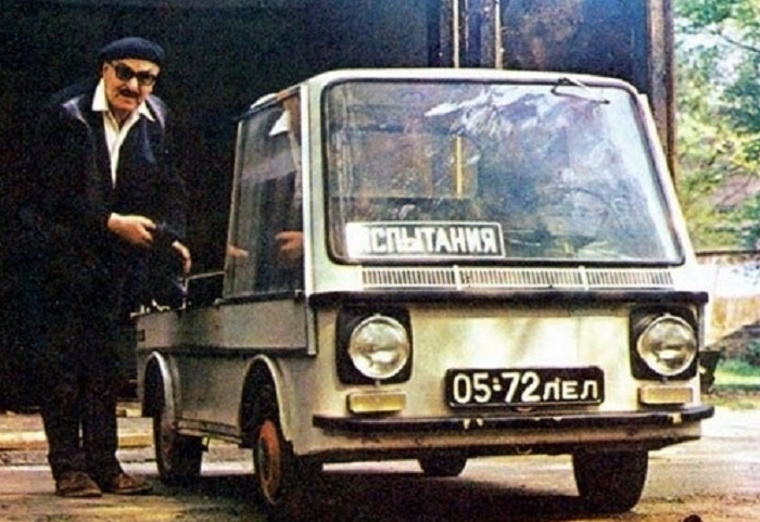 Всеволод Евгеньевич Бахчиванджи с одной из своих опытных машин.