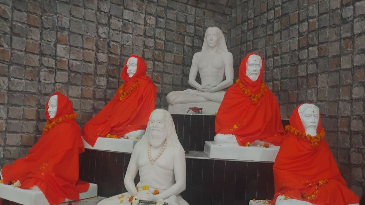 Инаугурация мурти Мастеров Крия Йоги в пещере Бабаджи Махараджа, Крия Йога Ашрам, Ришикеш, январь 2025 года