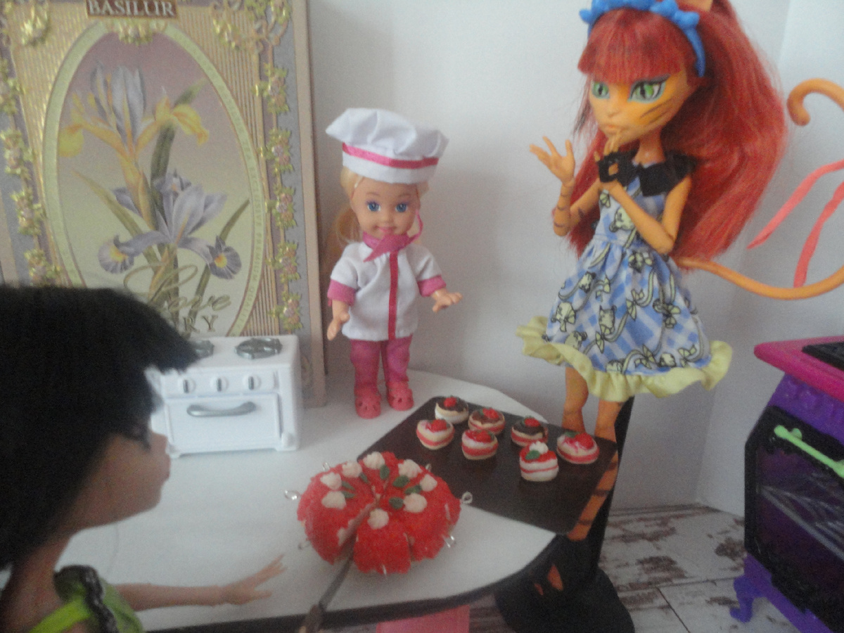 А потом мы познакомились с кондитером-гномом Сладкоежкой...