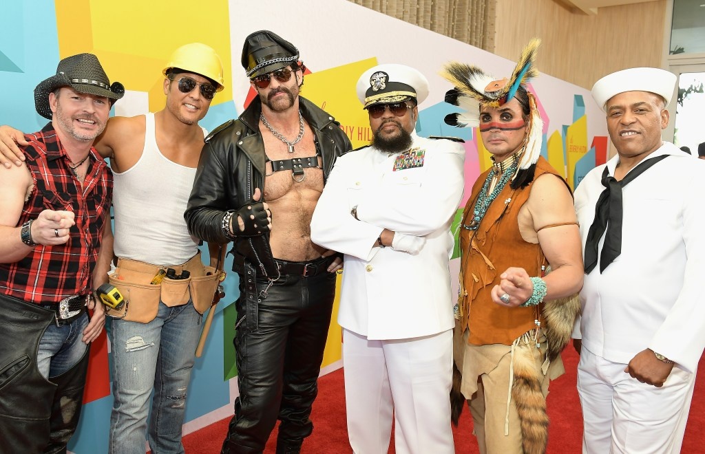 Чед Фриман (слева), Джеймс Квонг, Джей Джей Липполд, Виктор Уиллис, Энджел Моралес  Сонни Эрл из Village People на церемонии Streamy Awards 2017 в отеле Beverly Hilton 26 сентября 2017 года.Мэтт Уинкелмейер