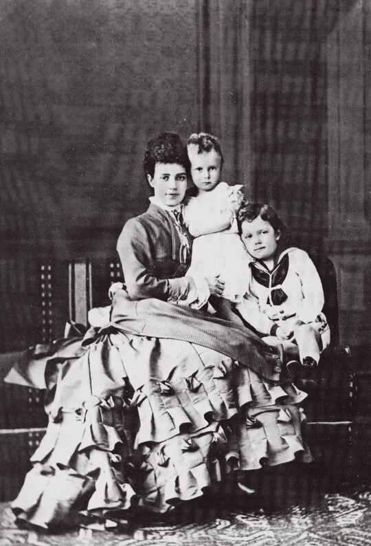 Мария Федоровна с детьми в домашнем платье