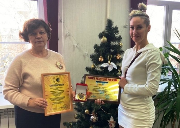 Вероника Федотова вручила благодарность Татьяне Сарычевой