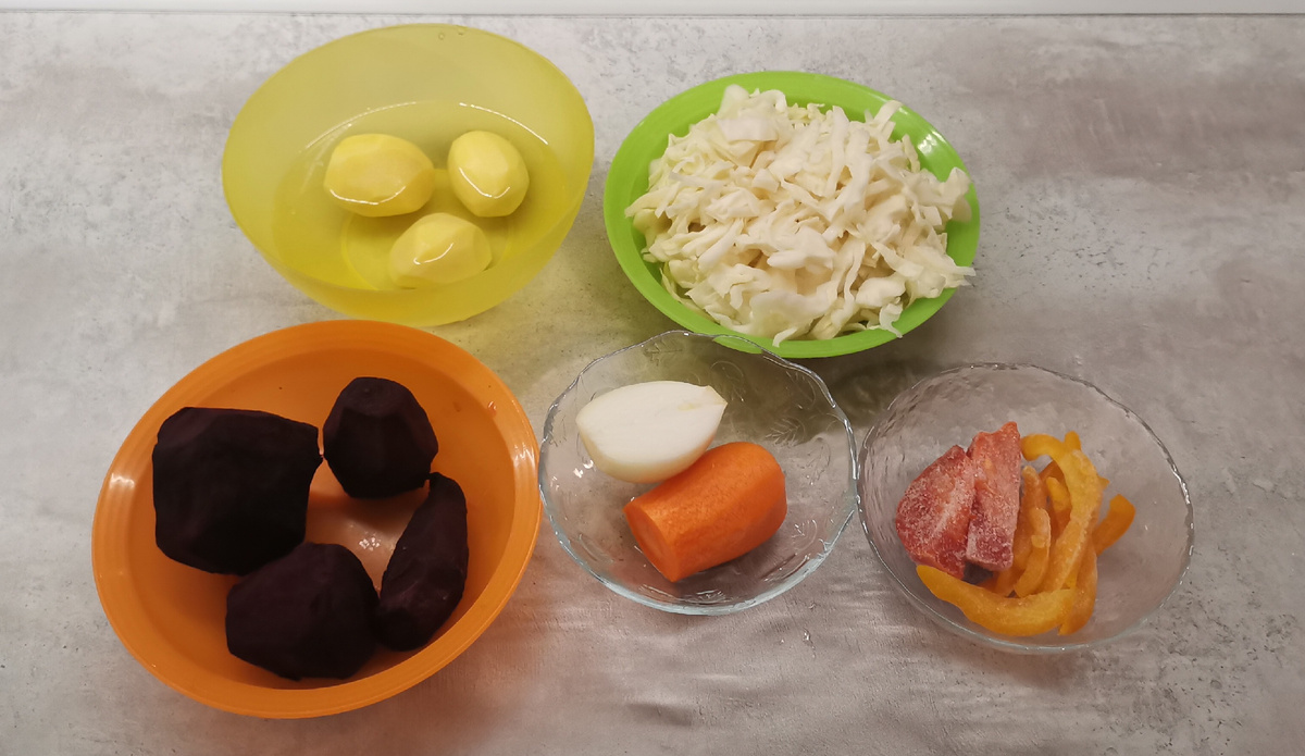 Подготовленные овощи. Справа внизу - замороженные томаты и перец. 