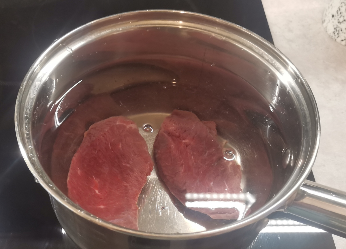 Сперва отвариваю мясо.