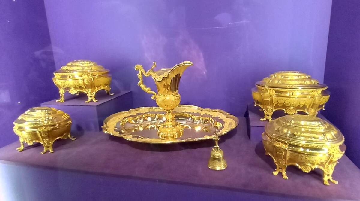 Золотой туалетный прибор. Фото автора.