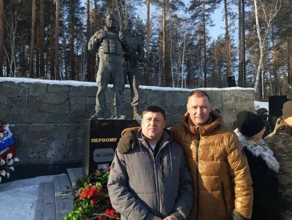 Депутат Вячеслав Новокрещенов и председатель Думы Иркутского района Алексей Панько на открытии памятника ЧВК Вагнер. Обложка © VK / Новокрещенов