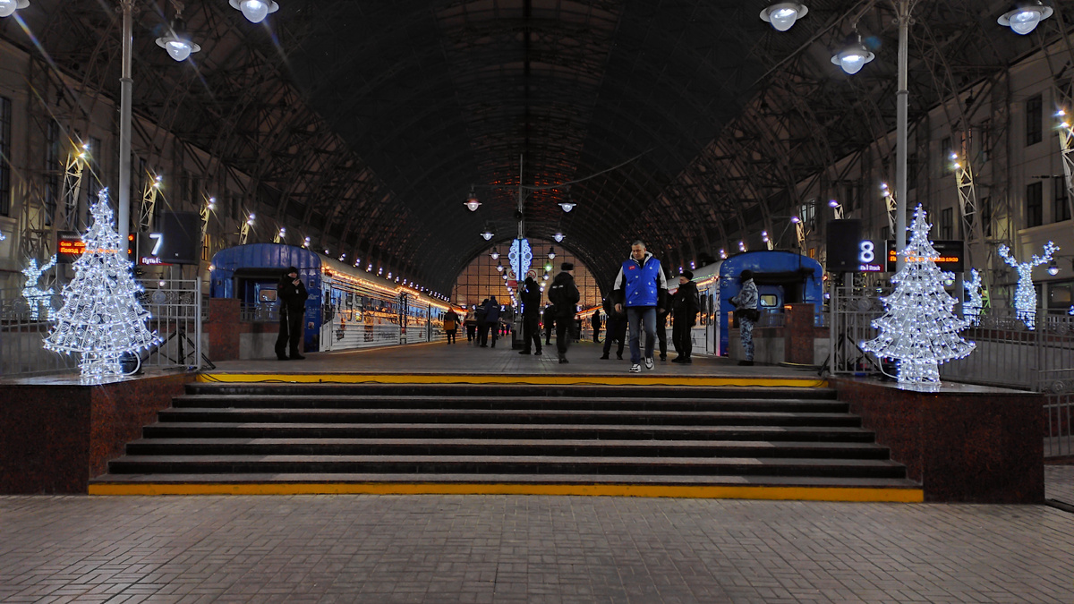 Две части поезда Деда Мороза на платформе Киевского вокзала.