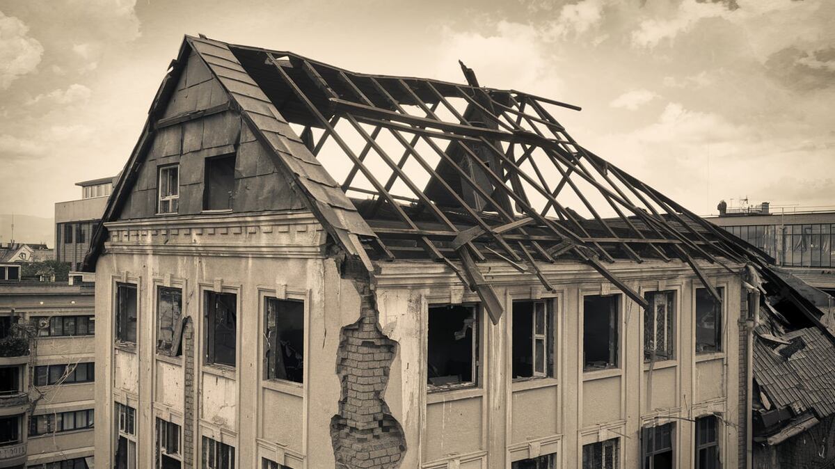 крыша полуразрушенного здания