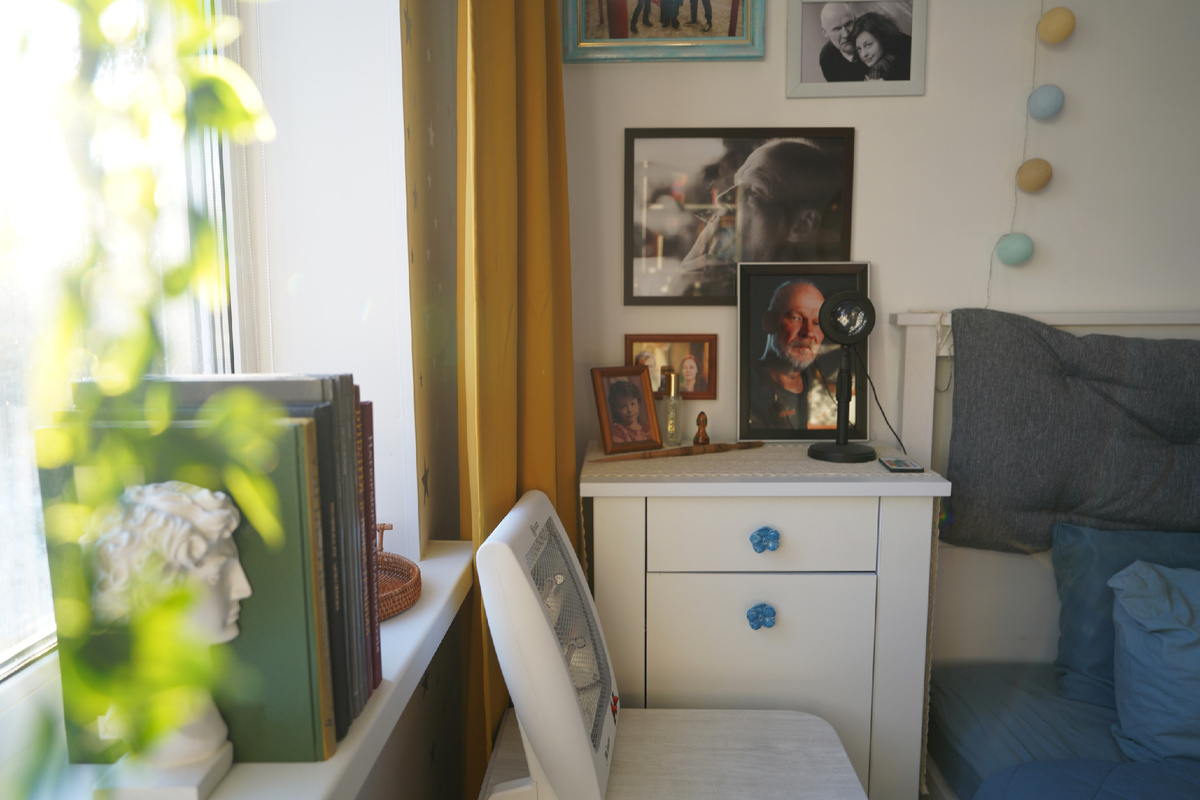 Кусочек вологодской квартирки с фотографиями семьи. Самые большие - фото мужа. 