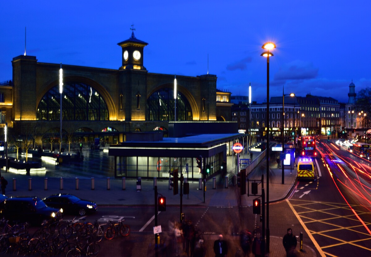 Вокзал King's Cross в мистической вечерней атмосфере