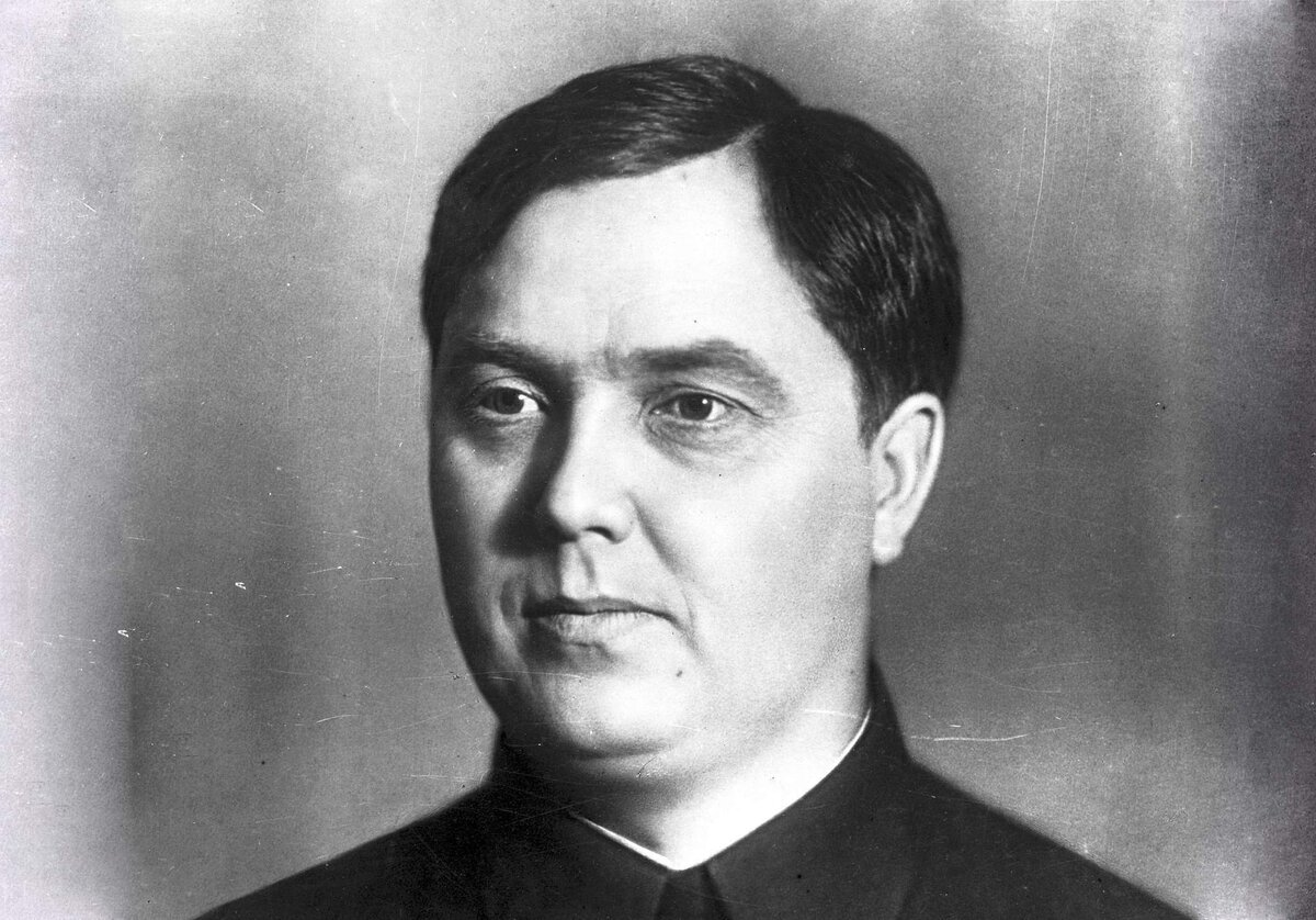 Георгий Максимилианович Маленков (1901—1988) — член ЦК КПСС (1939—1957), кандидат в члены Политбюро ЦК ВКП(б) (1941—1946), член Политбюро (Президиума) ЦК (1946—1957), член Оргбюро ЦК ВКП(б) (1939—1952), секретарь ЦК КПСС (1939—1946, 1948—1953), депутат Верховного Совета СССР (1938—1958). Википедия.