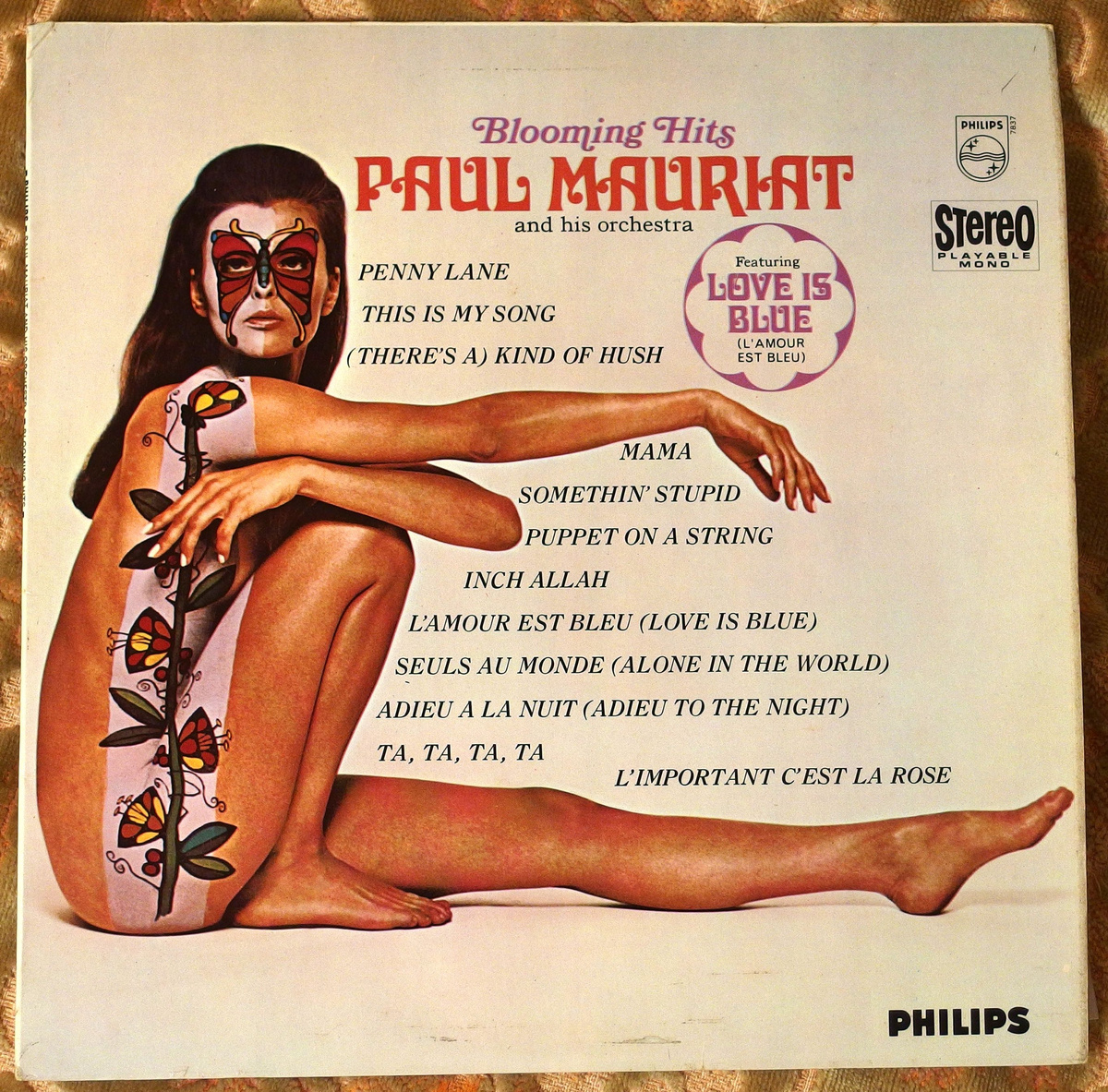 В оформлении альбомов Поля Мориа много красивых женщин, временами не сильно одетых.