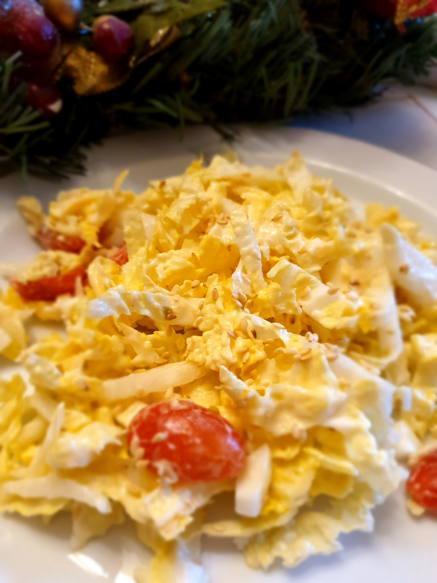 Достаточно "зимний" салат (благодаря сыру, яйцам и майонезу) но с летними овощными нотами🌳