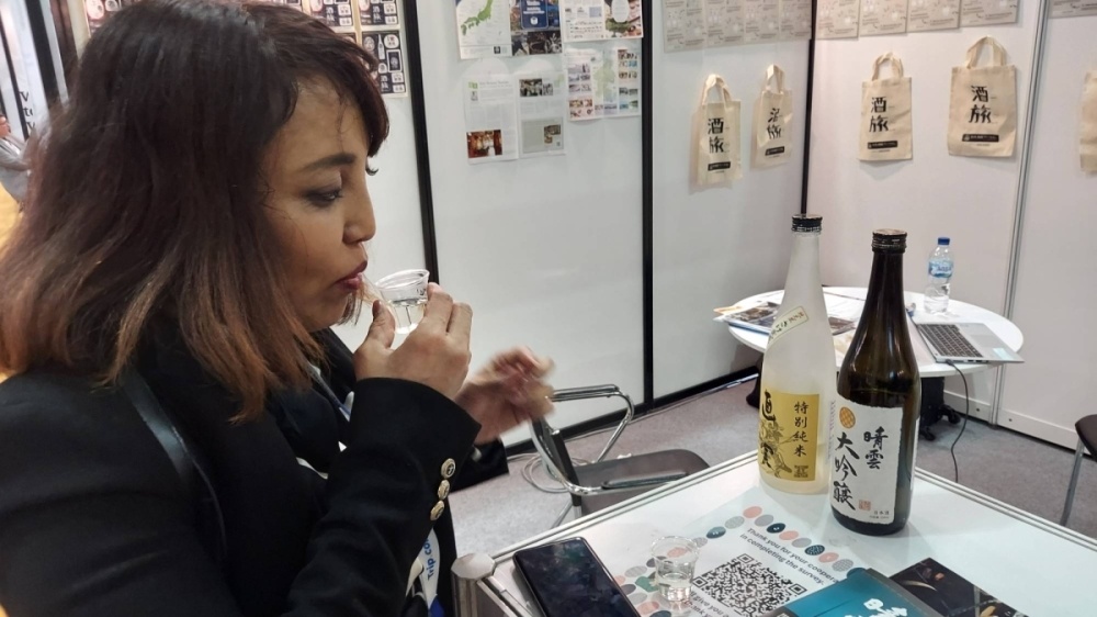 Просвещая зарубежных потребителей в вопросах сакэ, отрасль надеется повысить осведомленность и сделать этот напиток доступным для большего числа людей за пределами Японии. | Japan Sake Brewery Tourism Promotion Council. Источник: www.japantimes.co.jp