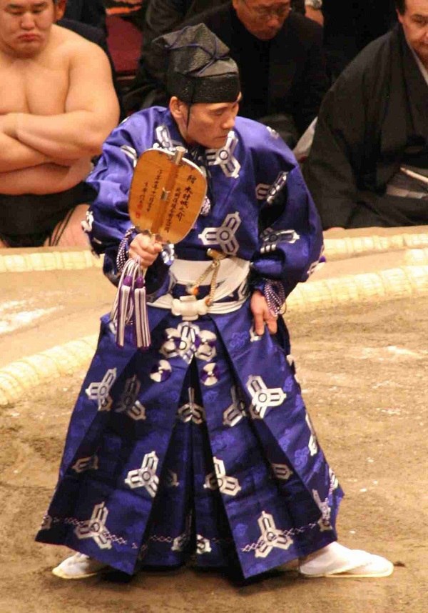  Гёдзи (рефери) в сумо с веером гумбай-утива