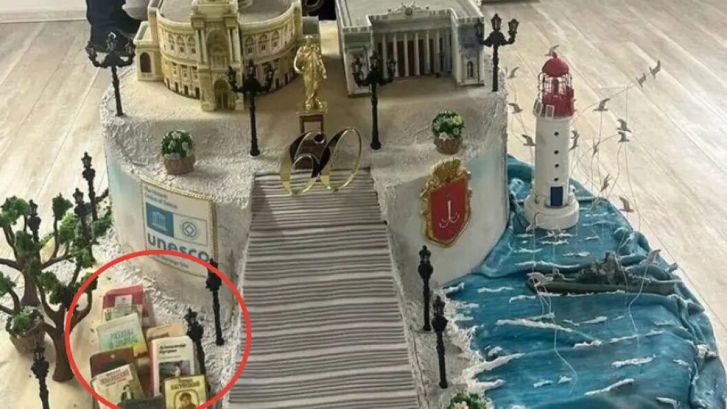    Одесситам не понравилось, что в украшении торта использованы русские книги. Фото: соцсети