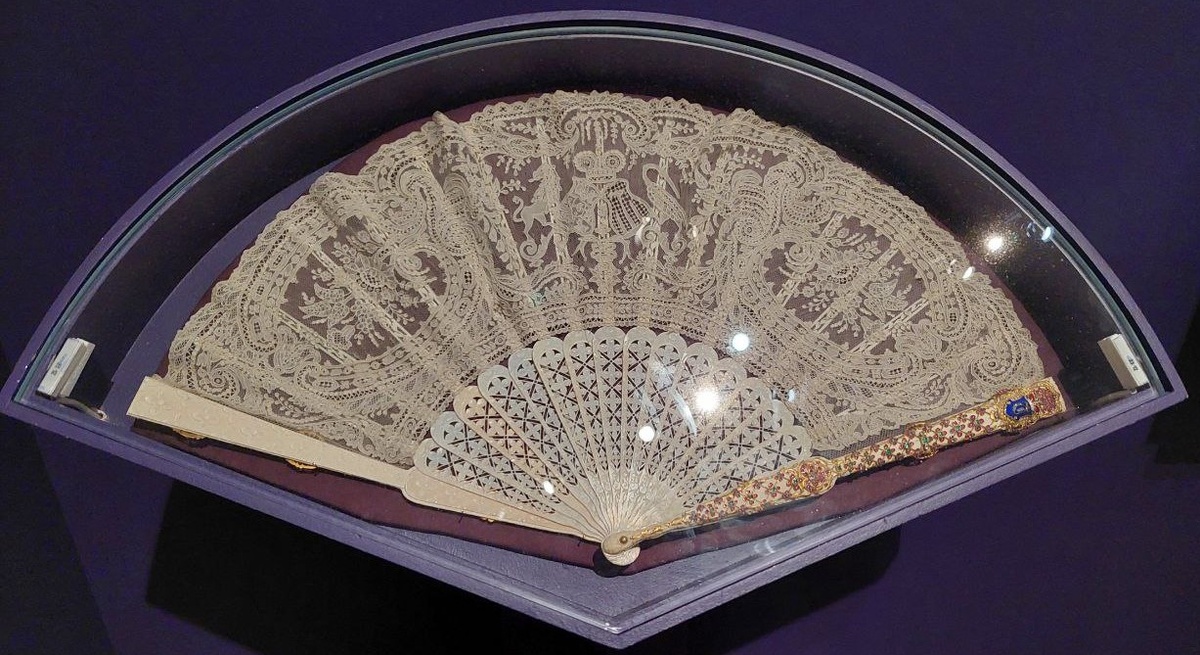 Складной веер княгини Татьяны Александровны Юсуповой, выполнен во Франции, в 1856 году, фото автора статьи, январь 2025