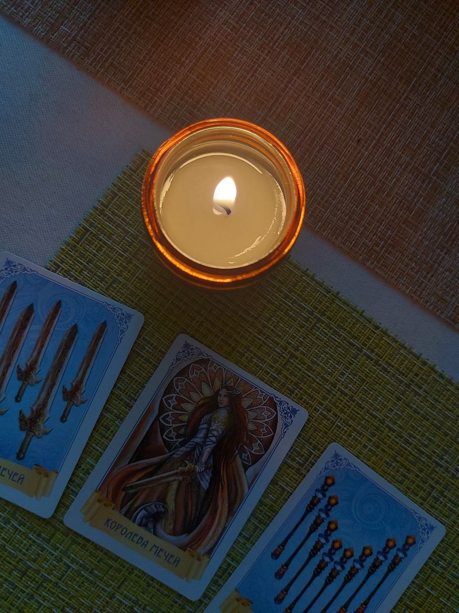 Триплет: 5 мечей, королева мечей, 8 жезлов ✨️