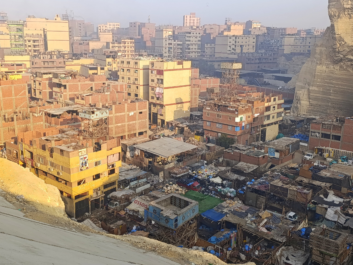 Вид сверху на часть города мусорщиков