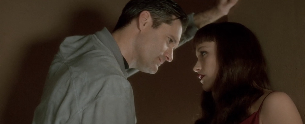 С самого начала мы понимаем, что отношения Фреда и Рене - небезупречны