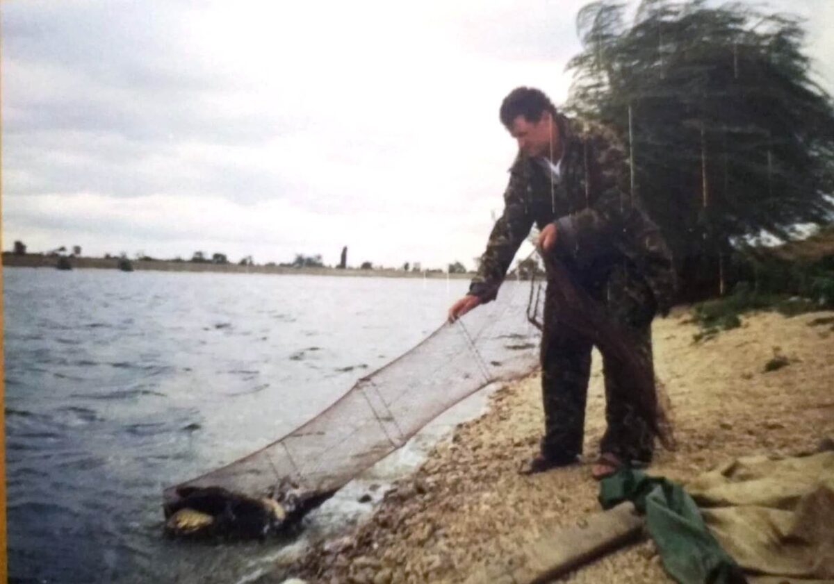 Такой у меня был садок, караси и карпы изорвали его спинными плавниками, обрезать надо было.