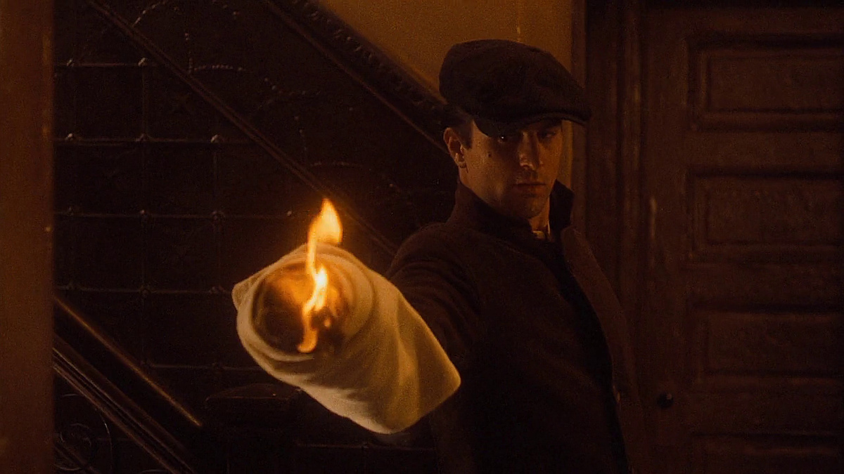 Молодой Вито Корлеоне подсвечивает себе путь в подъезде. Кадр из фильма "Крёстный отец 2" 1974 г. 