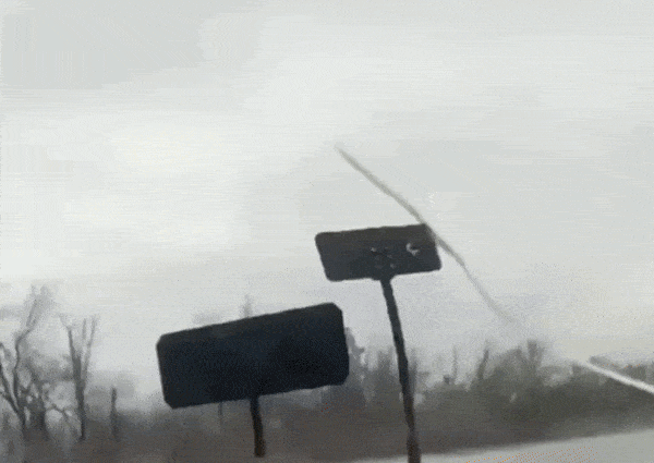    Прилёт нашего FPV-дрона в капот бронеавтомобилю International MaxxPro. Источник: ТГ-канал "Лыня"