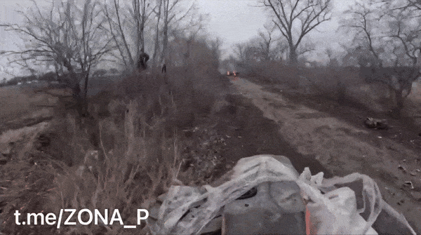    Одна из "дорог смерти" на Покровском направлении. Съемка 9 января. Источник: ТГ-канал "ZОНА ПРАВДЫ"