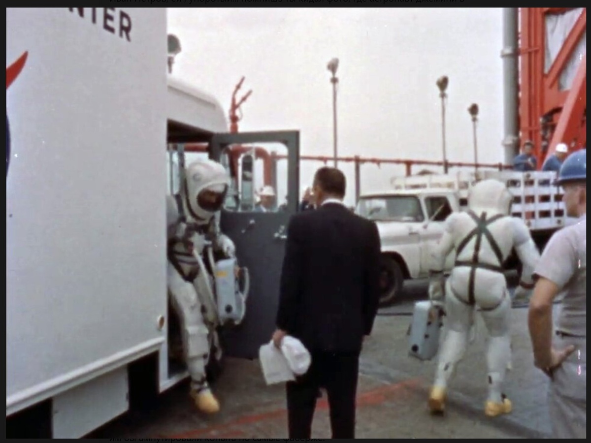 "Астронавты" готовятся якобы к полёту в космос, идут к ракете.