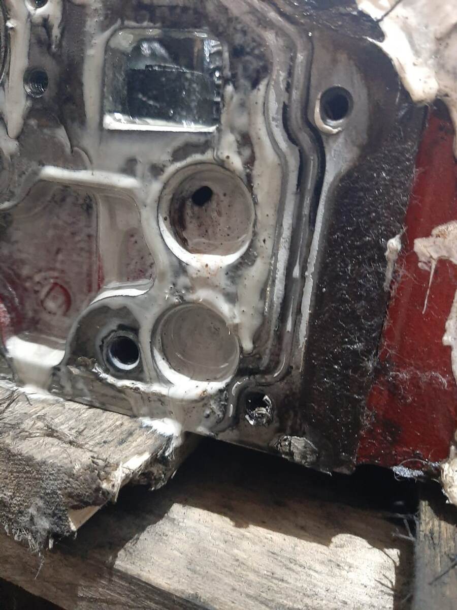 Черная точка на верхней заклушке и есть отверстие вызванное коррозией, через которое антифриз проник в картерное пространство двигателя