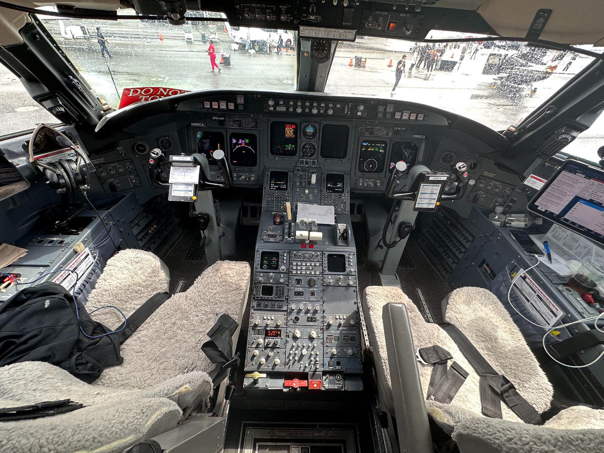 Кабина пилотов Bombardier CRJ200