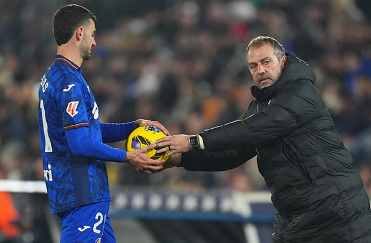 Главный тренер "Барселоны" Ханси Флик снова в печали. Фото: соцсети