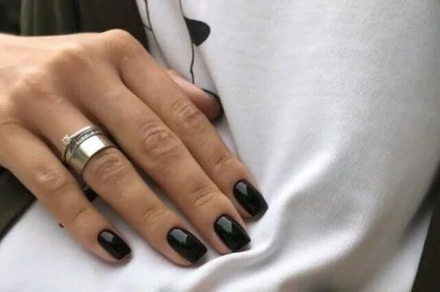    Когда лучше делать маникюр и стричь ногти в марте 2025 года?