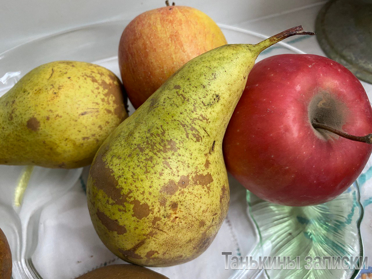 Спелая отлежавшаяся  груша