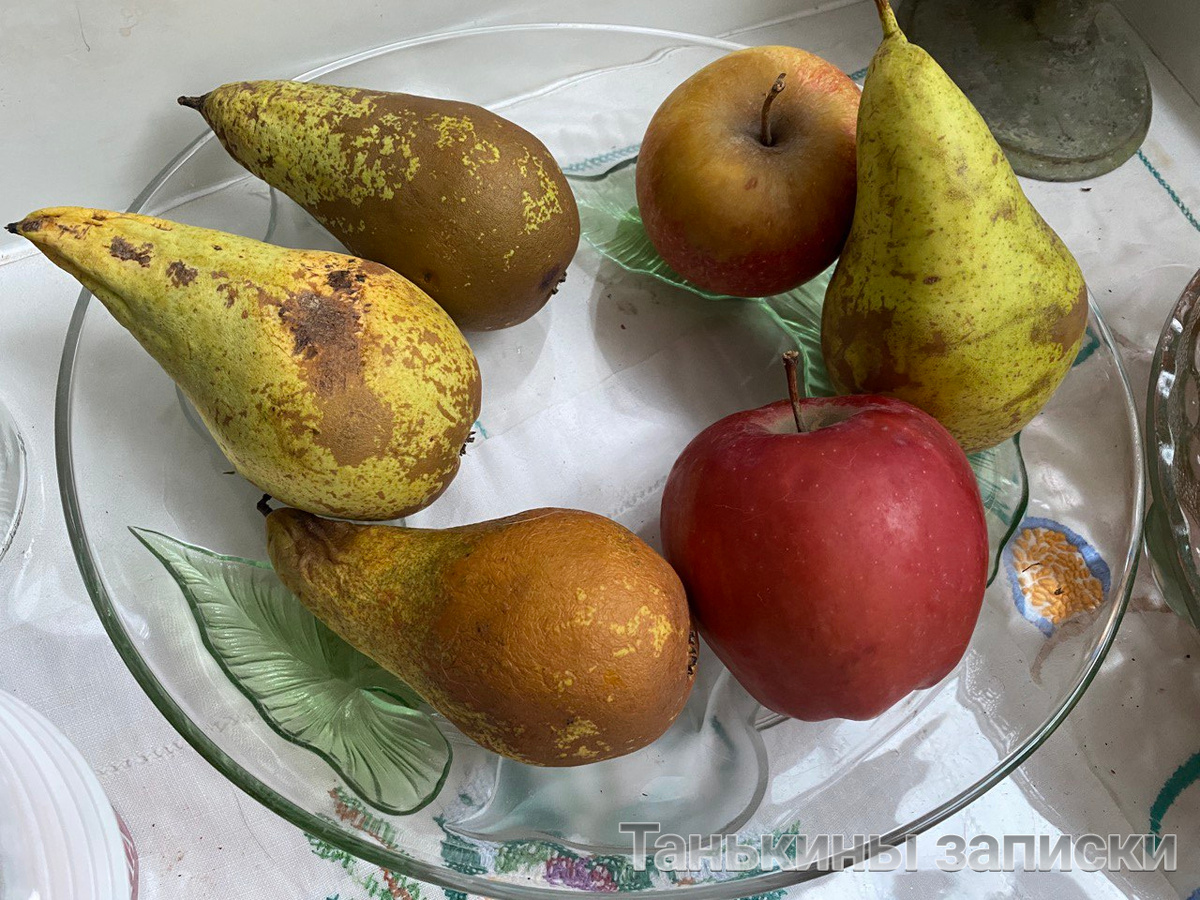 Одна спелая, отлежавшаяся, три - дубовые и уже завяли. Куплены в разноее время