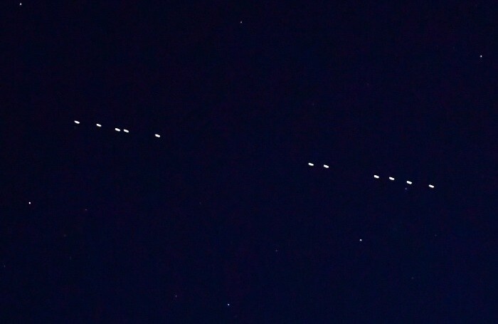    Спутники связи Starlink проходят по орбите Земли.Юрий Смитюк/ТАСС