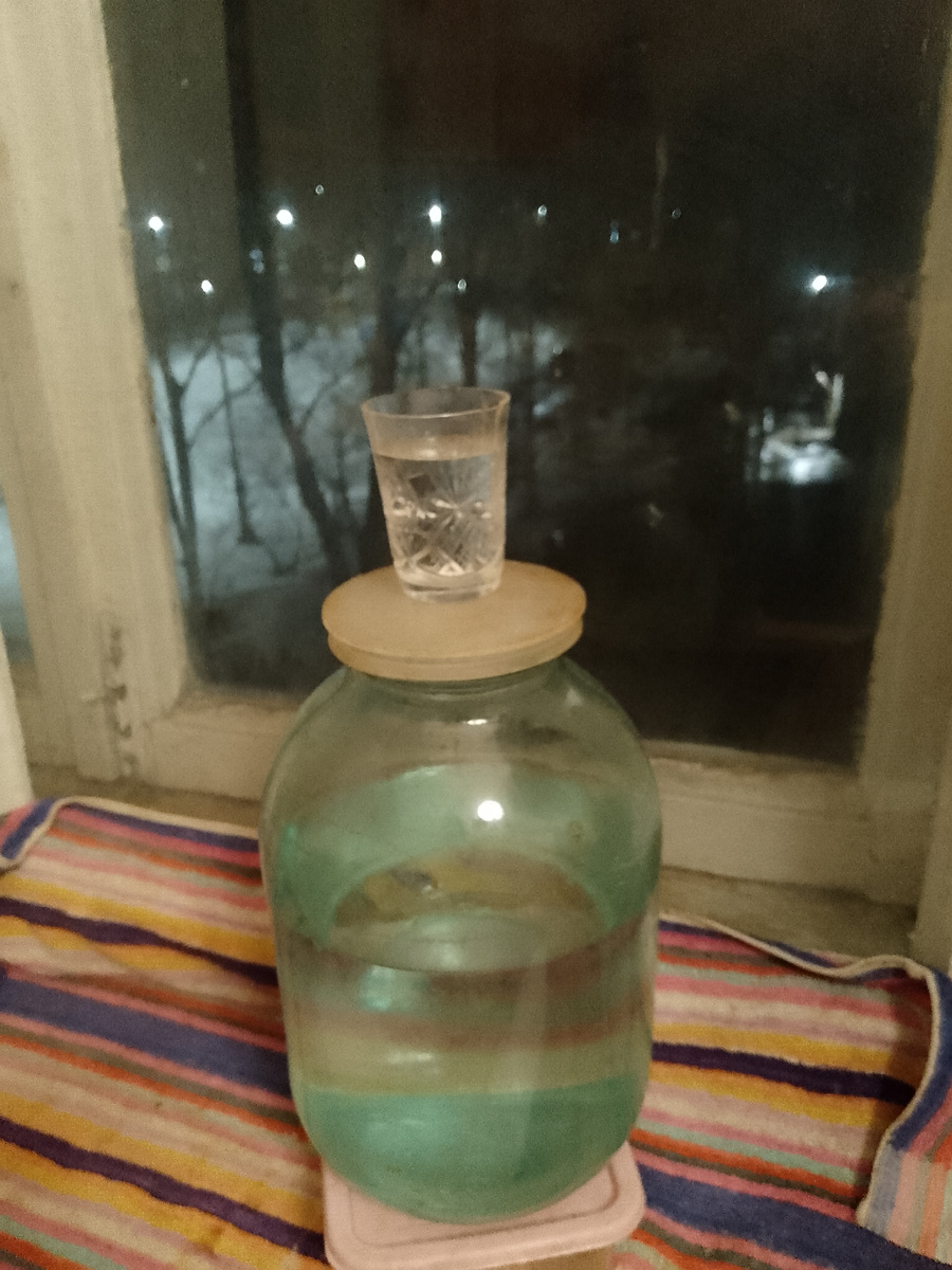 Вода из-под крана - в банке стоит уже 10 лет