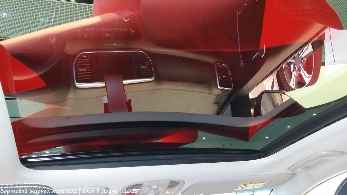 Если ориентироваться только на эстетический вид, то автомобиль с панорамной крышей - это круто. Автор фотографии kua1102