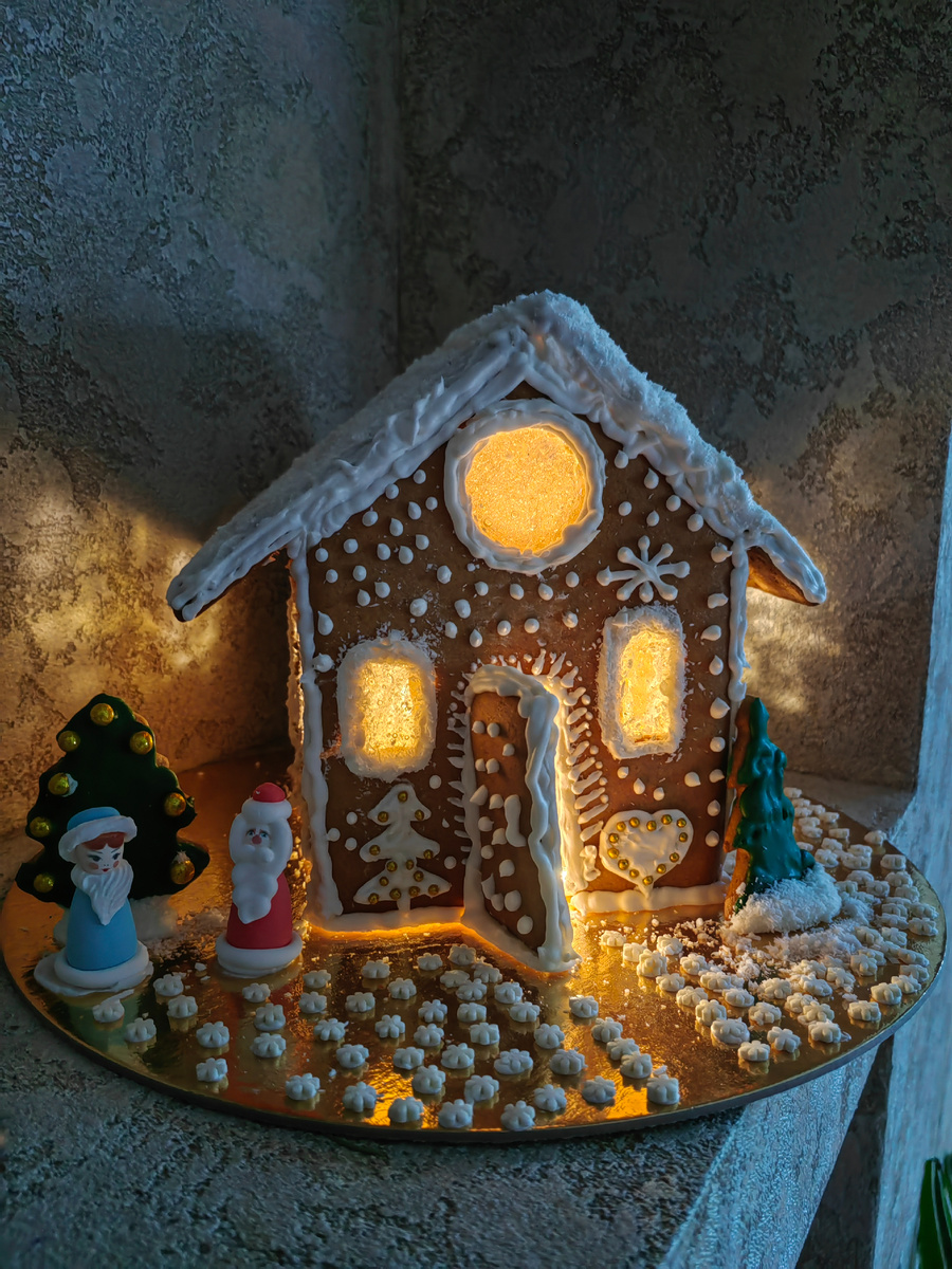 Наш пряничный домик 😍 до сих пор стоит. Есть жалко🤣